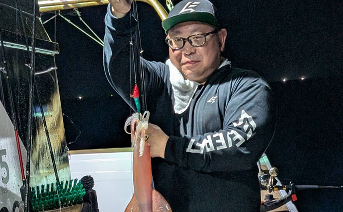 釣ったイカ泳がせて60cm超えマダイ【天王丸・福岡】イカも90尾超えと夜焚きを満喫！