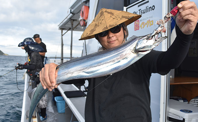 伊良湖沖テンヤタチウオ釣りで指4〜5本級中心にトップ25匹と絶好調！【忠栄丸】