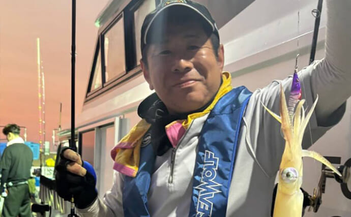 釣ったイカ泳がせて60cm超えマダイ【天王丸・福岡】イカも90尾超えと夜焚きを満喫！