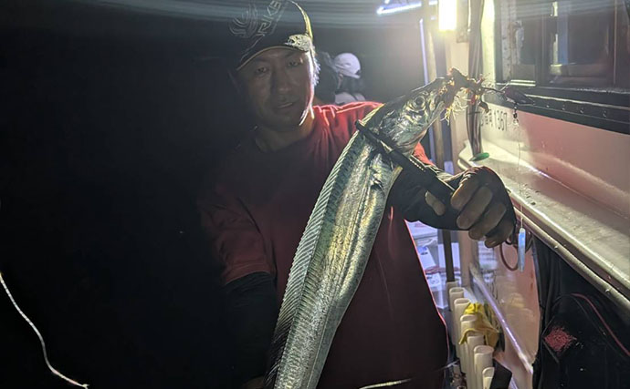 タチウオ狙いで指幅6本の良型浮上！ 大会では「優勝サイズ？」と思いきや80cmサワラ登場