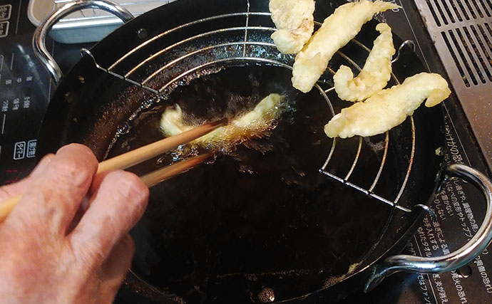 釣魚で作る「イタリアン風」レシピ：キスの天ぷらバジル風味　乾燥バジルをひと振り