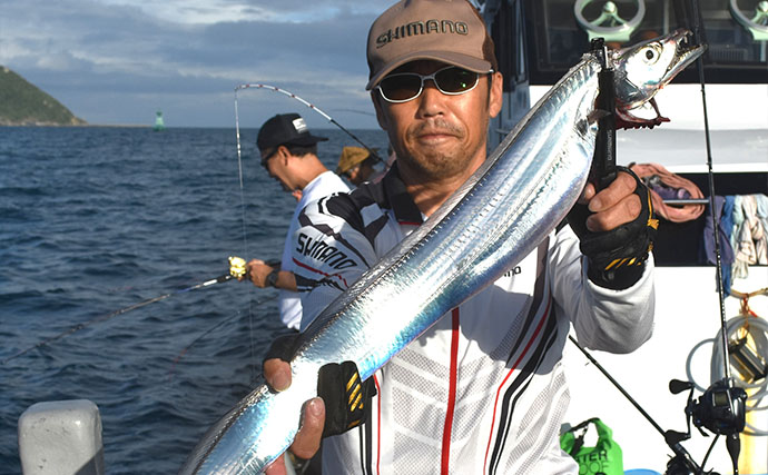 伊良湖沖テンヤタチウオ釣りで指4〜5本級中心にトップ25匹と絶好調！【忠栄丸】