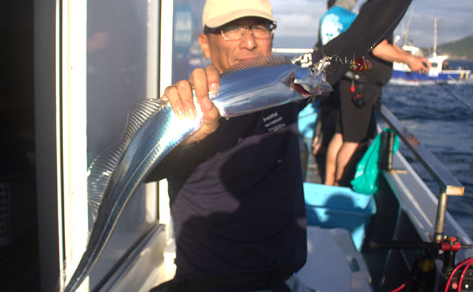 伊良湖沖テンヤタチウオ釣りで指4〜5本級中心にトップ25匹と絶好調！【忠栄丸】