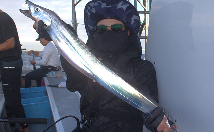 伊良湖沖テンヤタチウオ釣りで指4〜5本級中心にトップ25匹と絶好調！【忠栄丸】