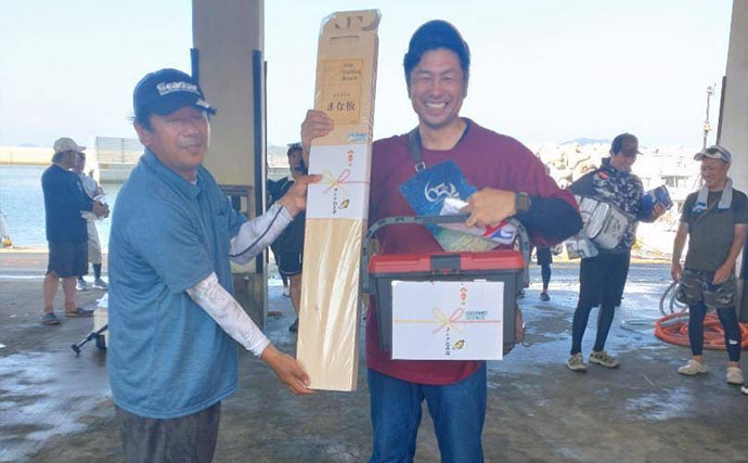 タチウオ狙いで指幅6本の良型浮上！ 大会では「優勝サイズ？」と思いきや80cmサワラ登場