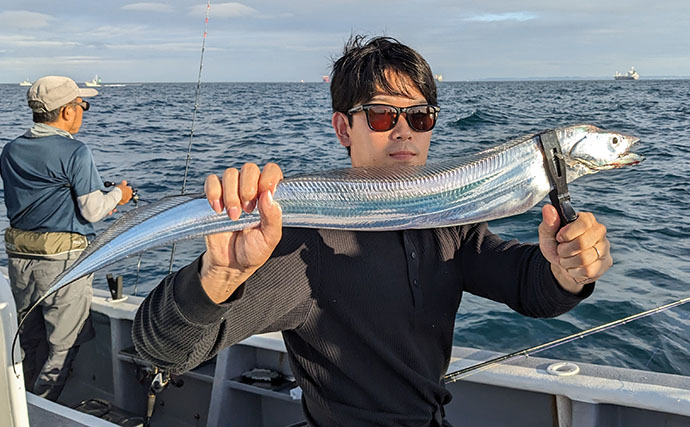 伊良湖沖テンヤタチウオ釣りで指4〜5本級中心にトップ25匹と絶好調！【忠栄丸】