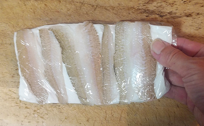 釣魚で作る「イタリアン風」レシピ：キスの天ぷらバジル風味　乾燥バジルをひと振り