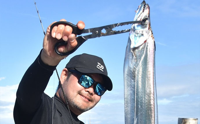 伊良湖沖テンヤタチウオ釣りで指4〜5本級中心にトップ25匹と絶好調！【忠栄丸】