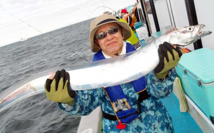 伊良湖沖タチウオ釣りで「指7本級ドラゴン」出現！　同行者3人全員が15匹超え