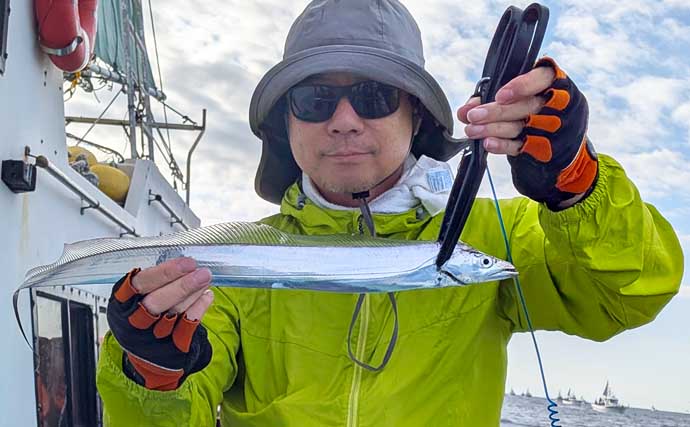 伊良湖沖タチウオ釣りで「指7本級ドラゴン」出現！　同行者3人全員が15匹超え