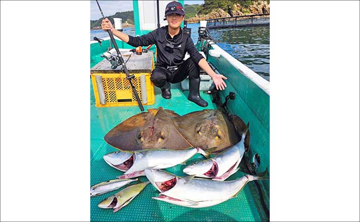 串本のカセ釣りで「親子でワラサ3匹」をキャッチ！　シオや大型エイも登場【和歌山】