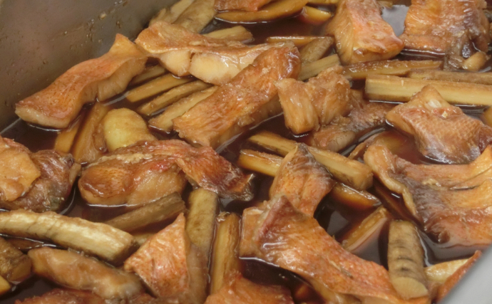 学校給食にベニズワイガニ丸ごと1匹！ 高級魚ノドグロも登場する全国の豪華な地魚給食