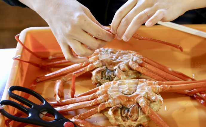 学校給食にベニズワイガニ丸ごと1匹！ 高級魚ノドグロも登場する全国の豪華な地魚給食