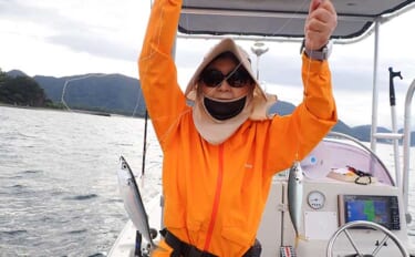 昔ながらの手釣り「カッタクリ」で青物入れ食い！ クーラー満タンで予定よ…
