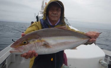 ネリゴが連発する落とし込み釣りで「8kg級ヒラマサ」登場！ イワシのエ…