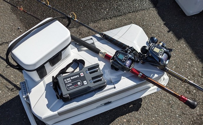 タテ釣りで「8kg超のカンパチ」が登場！　大物を獲る電動リールとバッテリーの選び方を解説