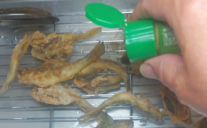 秋が旬の釣り魚レシピ：マハゼの松葉揚げ　粉はできるだけ薄くつけよう