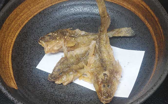 秋が旬の釣り魚レシピ：マハゼの松葉揚げ　粉はできるだけ薄くつけよう