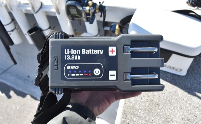 タテ釣りで「8kg超のカンパチ」が登場！　大物を獲る電動リールとバッテリーの選び方を解説